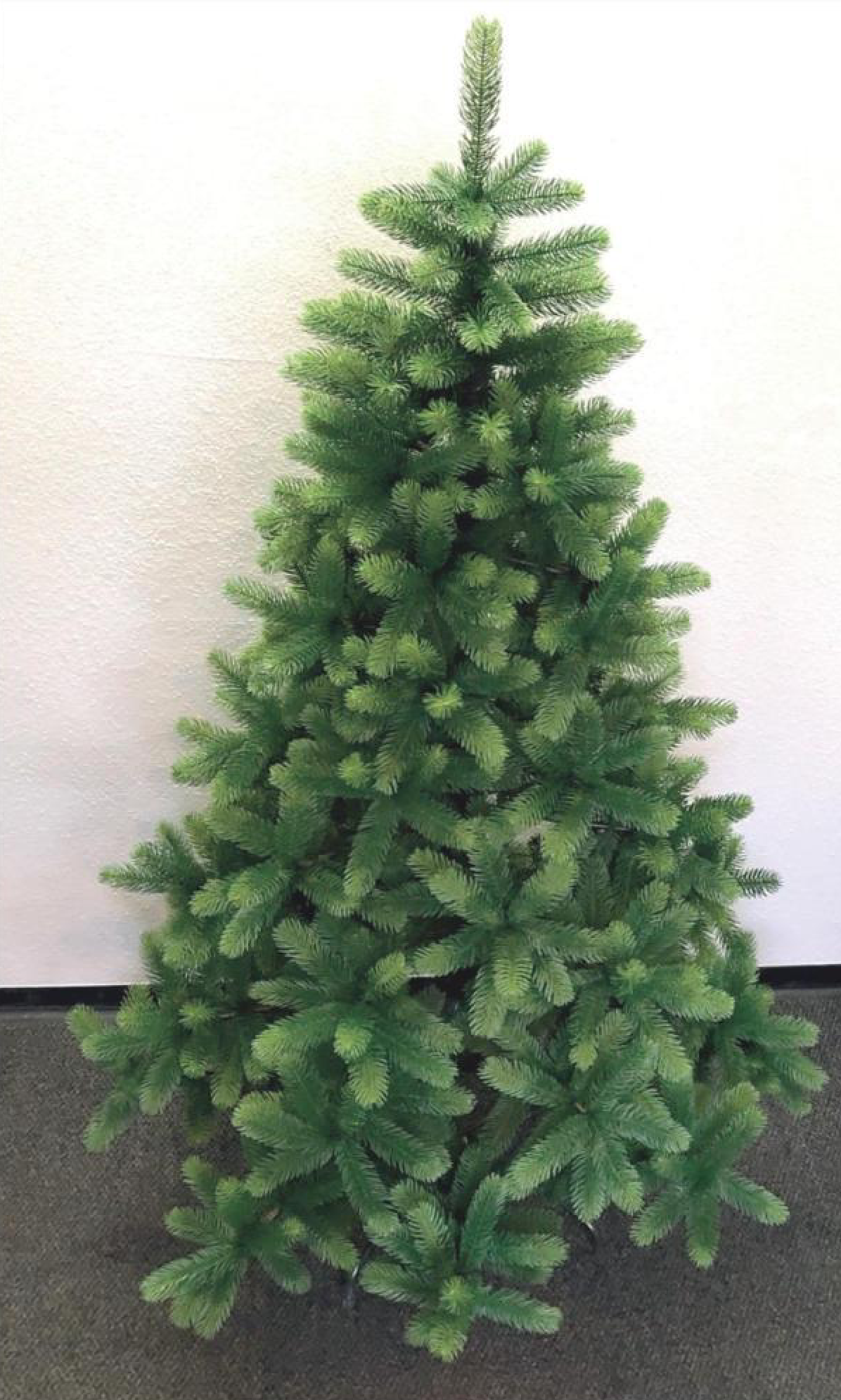 Fertig aufgebauter künstlicher Weihnachtsbaum nach dem Formen der Zweige
