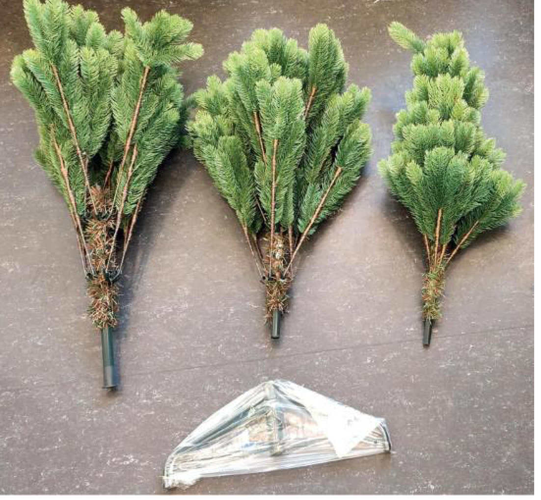 Lieferumfang: Baumsegmente und Ständer des künstlichen Weihnachtsbaums